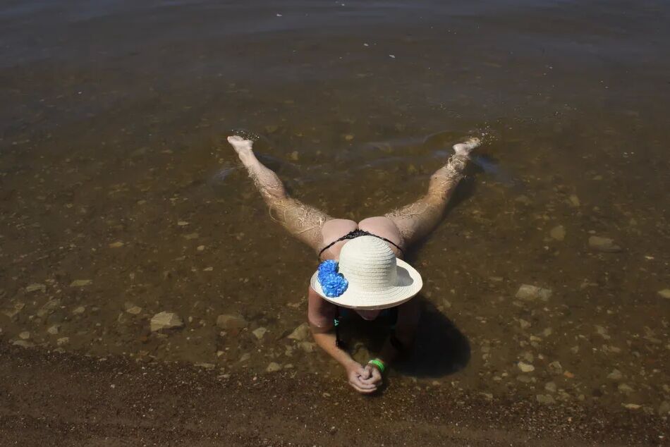 20 Pics Ass, Legs and Water
