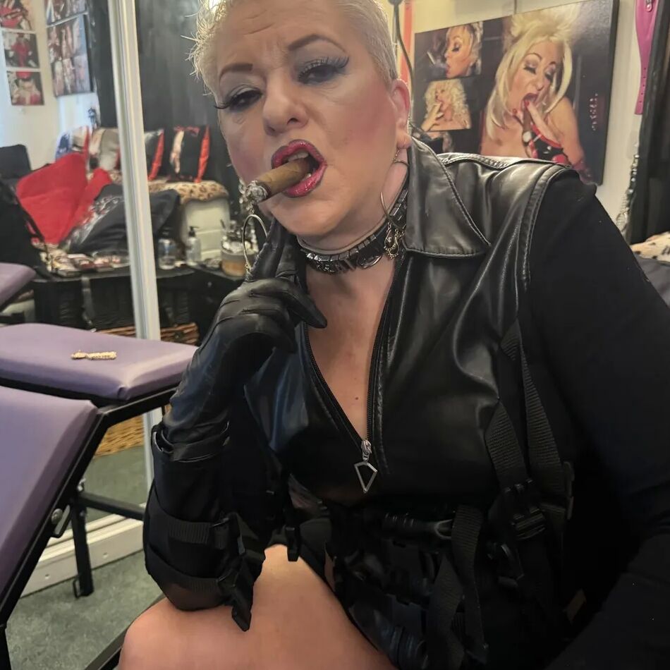 20 Pics SHIRLEY SMOKING DOMINATION