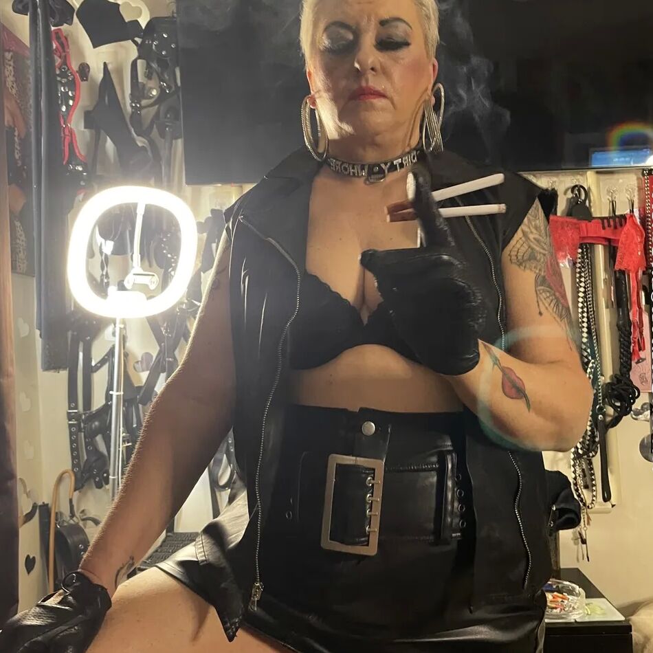 20 Pics BIKER WHORE SHIRLEY