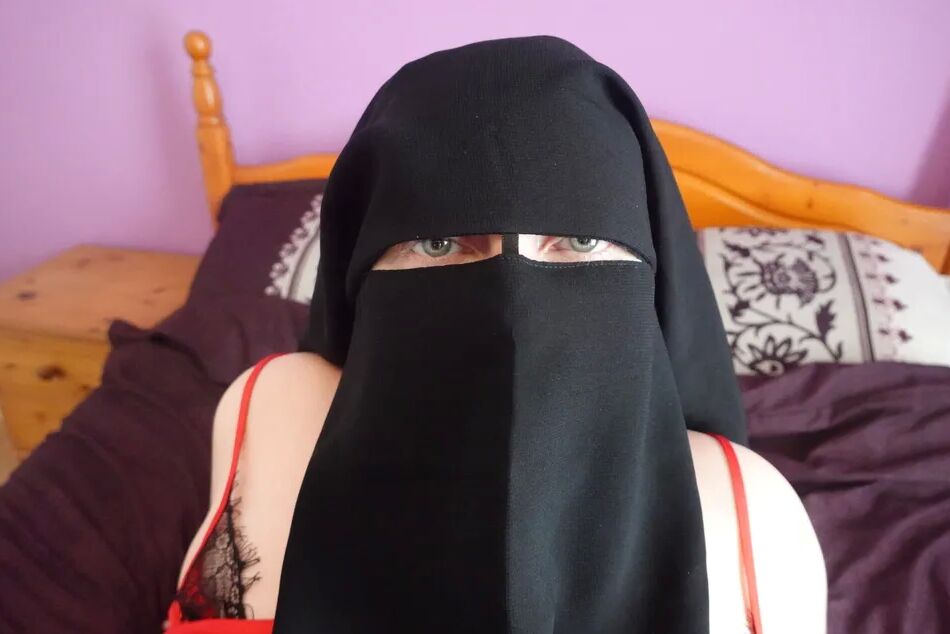 20 Pics Wife in Niqab and silk nighty