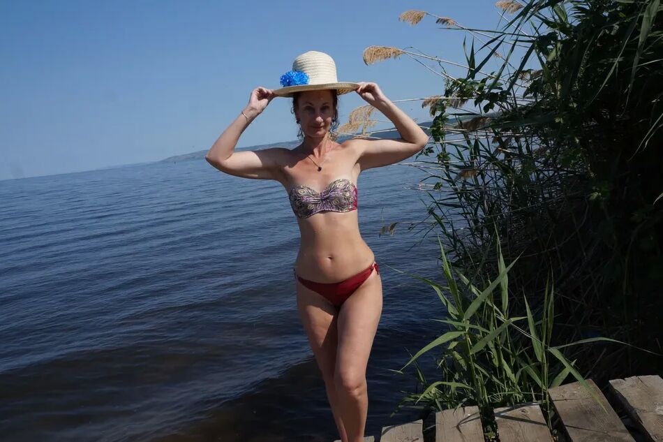 20 Pics Legs play on a wooden platform