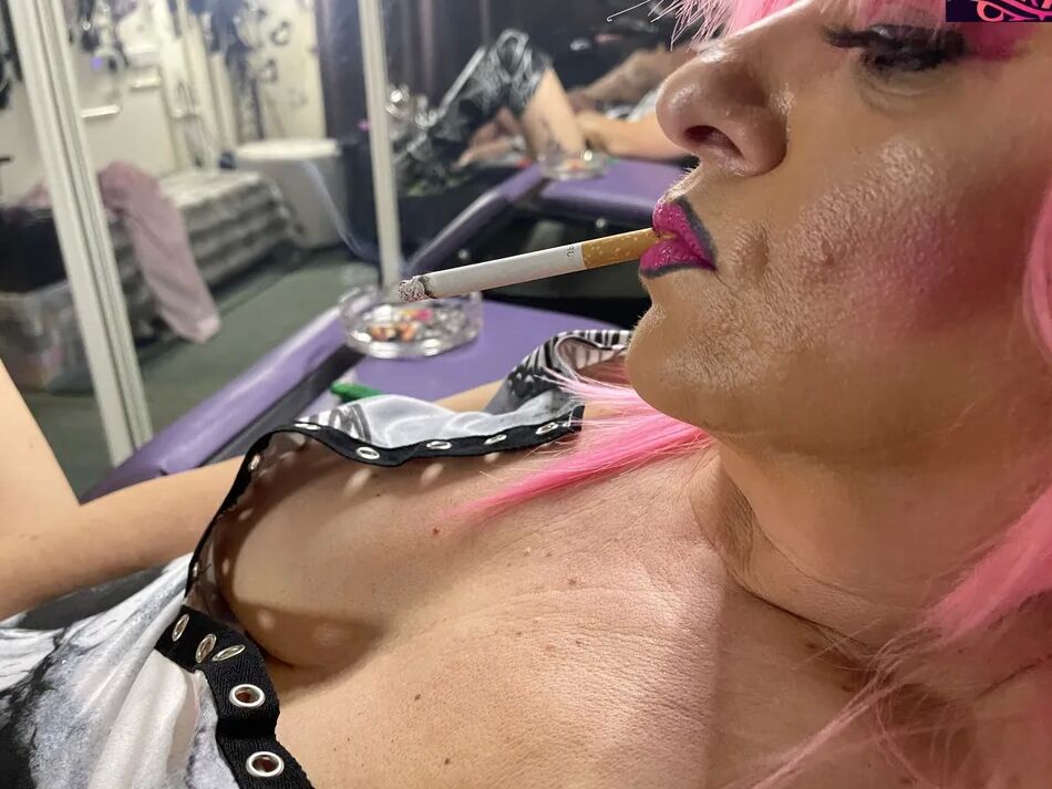 20 Pics SHIRLEY SMOKING BITCH