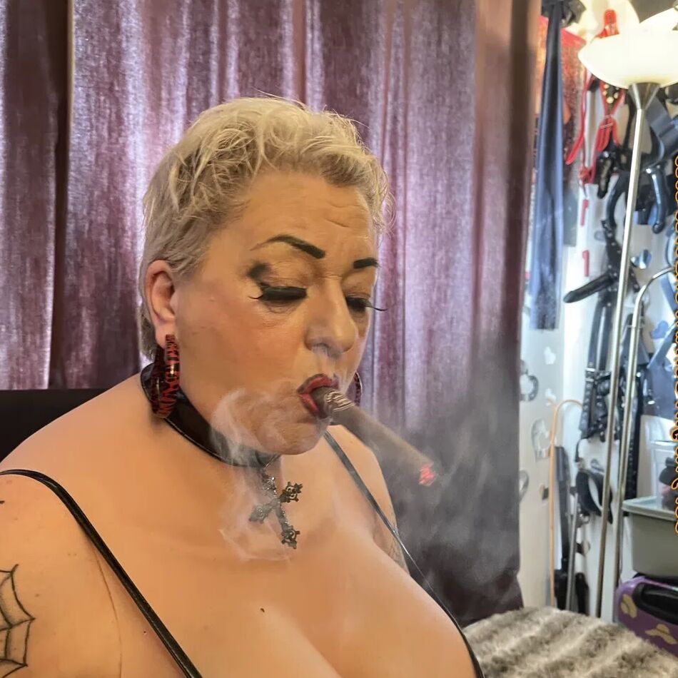 20 Pics SHIRLEY SMOKE BREAK BEFORE NEXT ONE