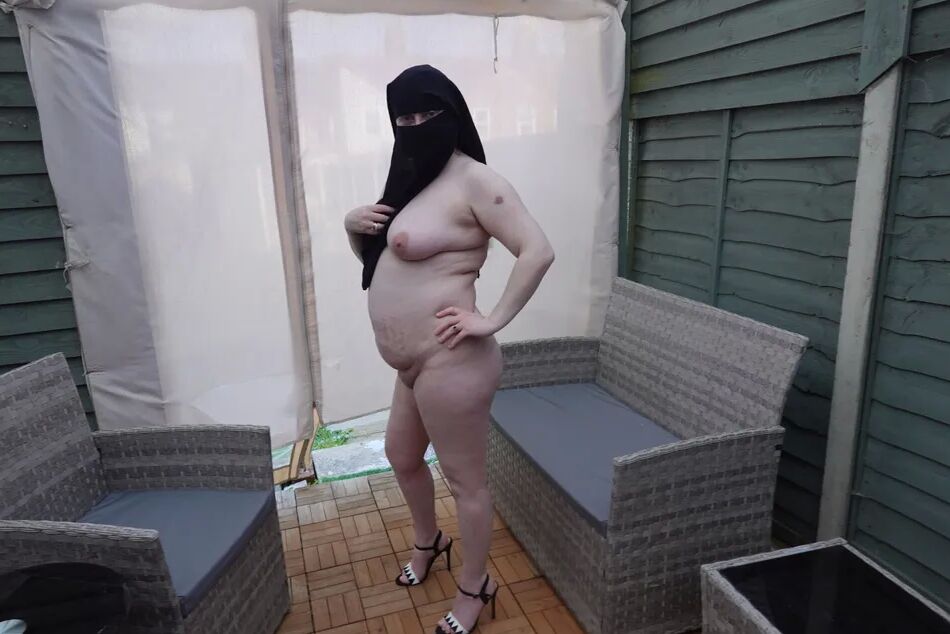15 Pics Curvy Wife Niqab naked in high heels