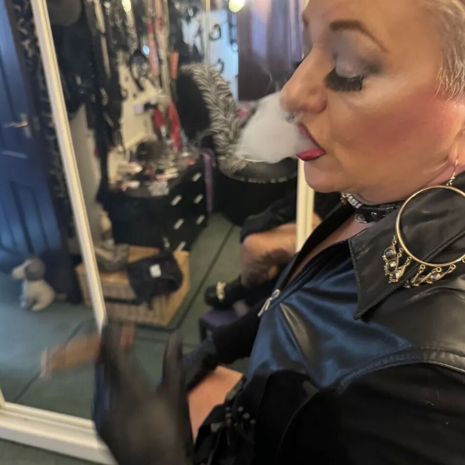 20 Pics SHIRLEY SMOKING DOMINATION