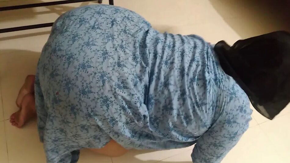 5 Pics Huge Ass Hot Aunty Stuck Under bed