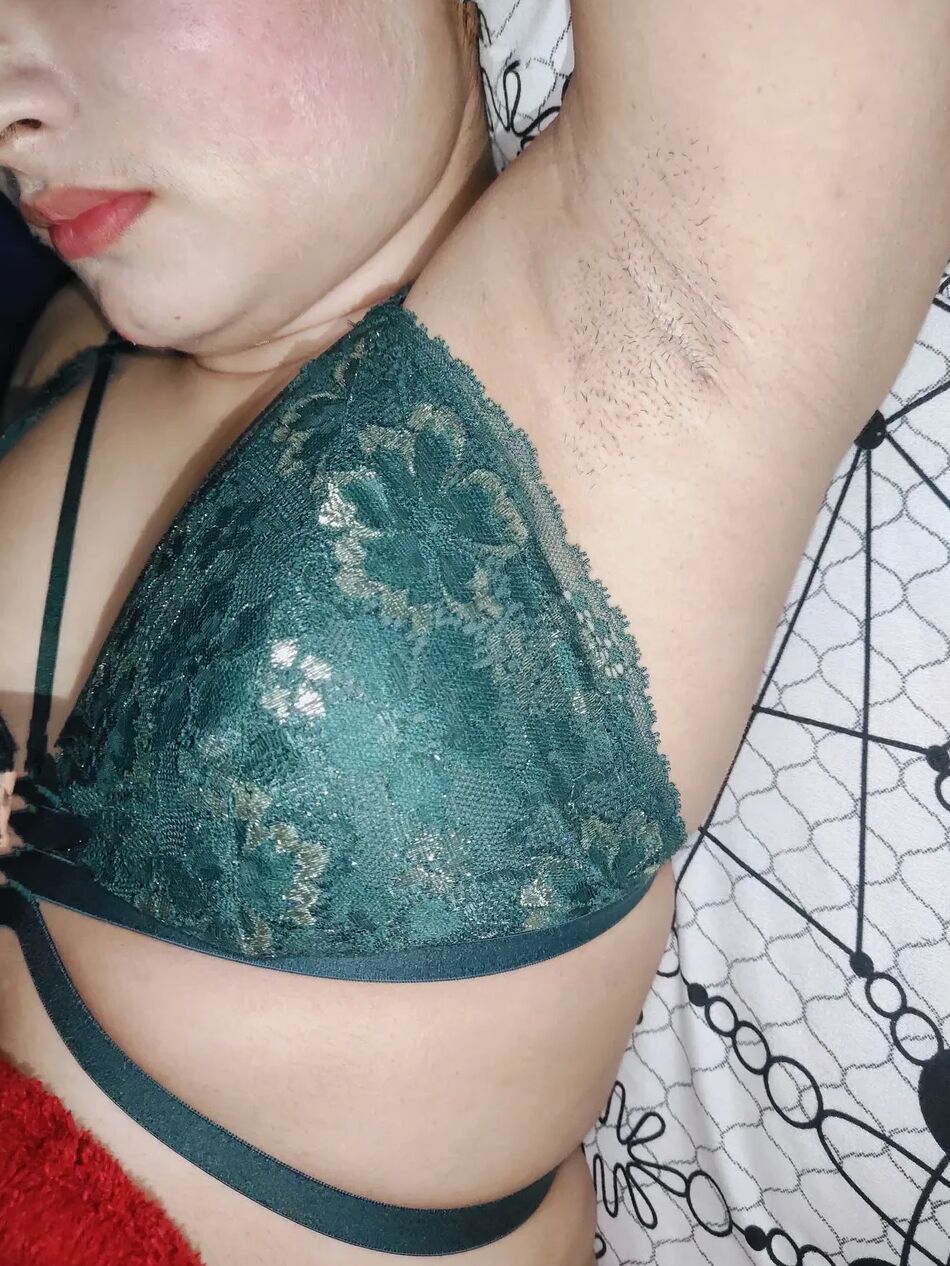 12 Pics My Armpits in green bra