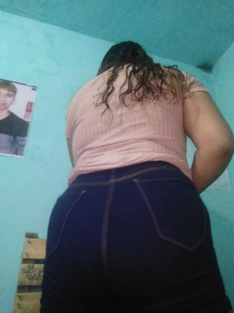 11 Pics Pack 28 : she tries on a jean and shows her tits