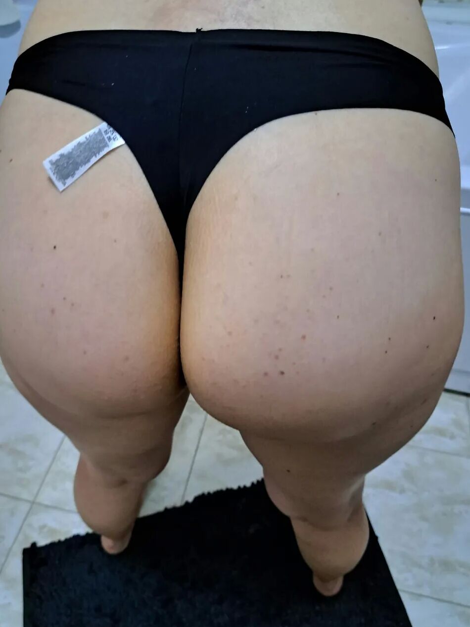 20 Pics Do you like my big ass ?