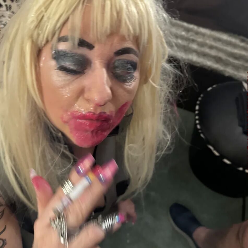 20 Pics MESSY LIPSTICK
