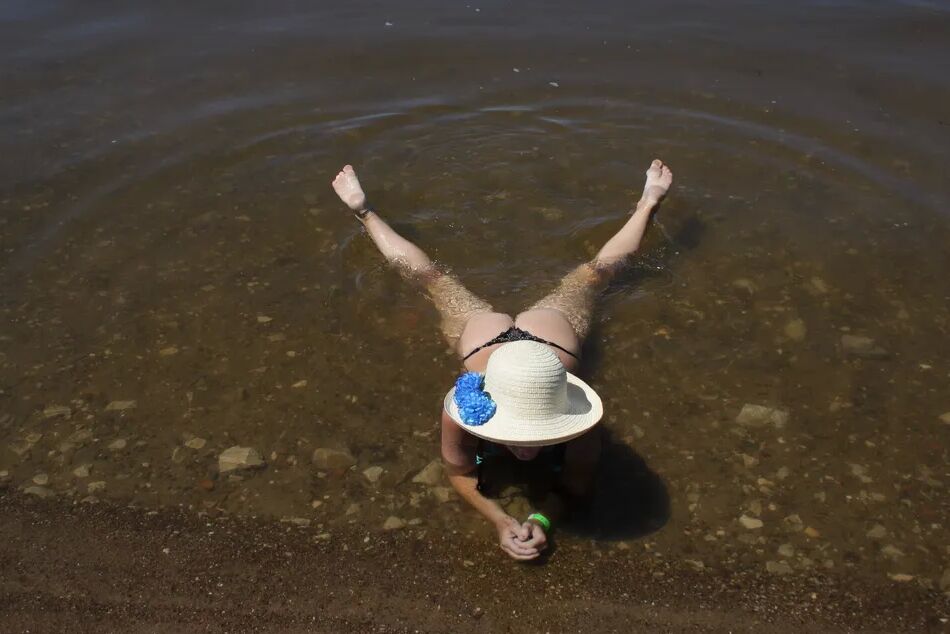 20 Pics Ass, Legs and Water