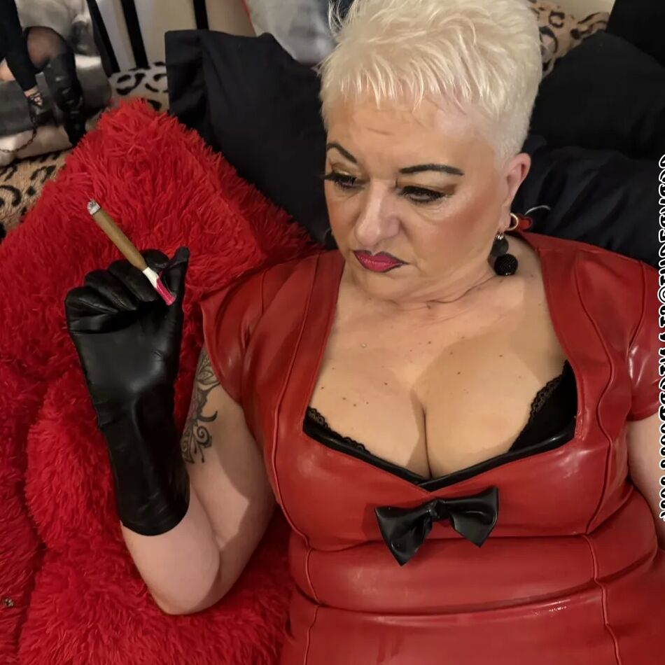 20 Pics RUBBER WHORE SHIRLEY