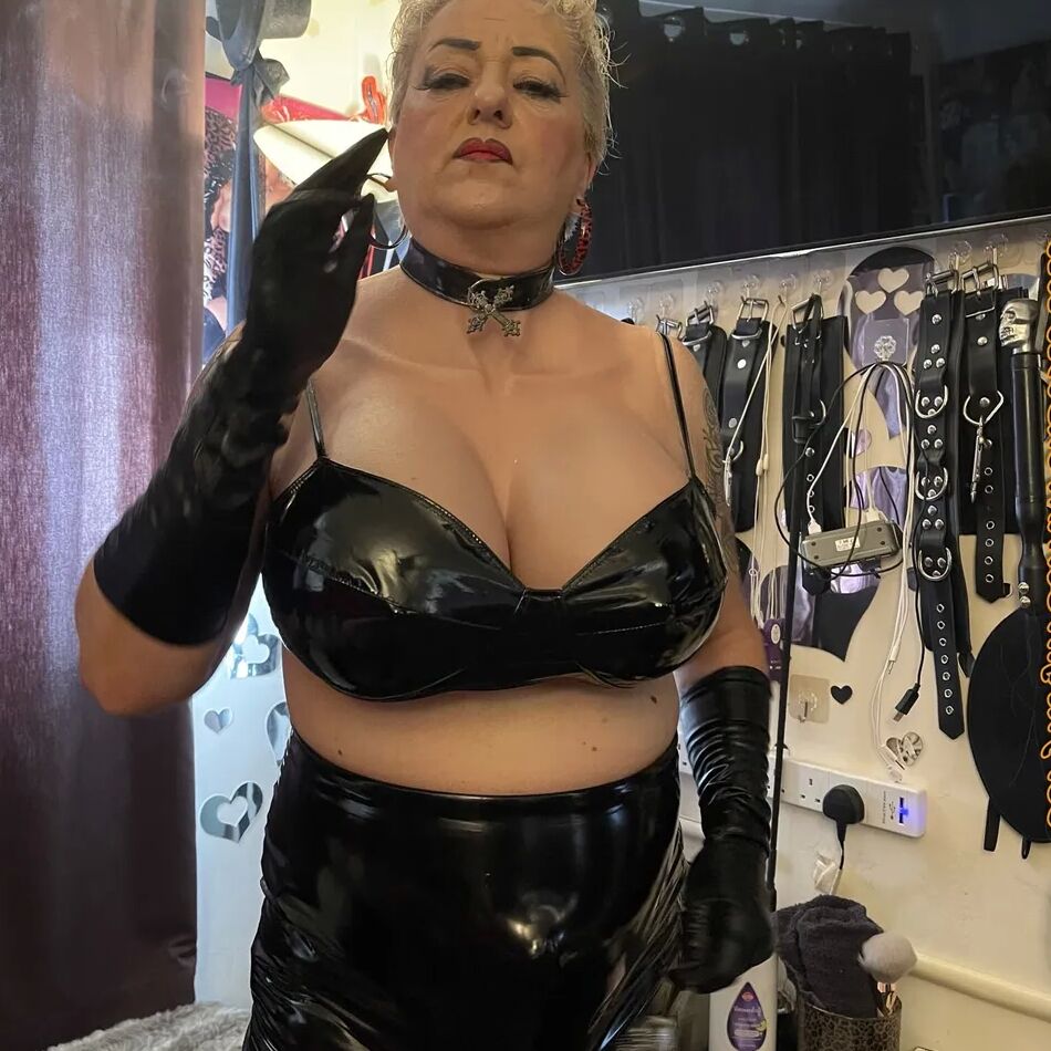20 Pics SHIRLEY SMOKE BREAK BEFORE NEXT ONE