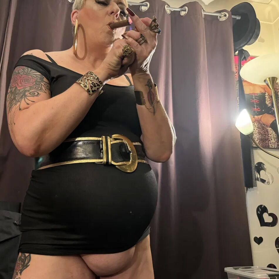 20 Pics SMOKING CIGAR GIRL SHIRLEY