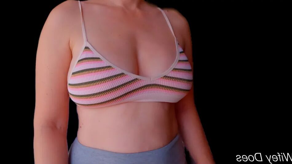 10 Pics Wife stuns in printed bra