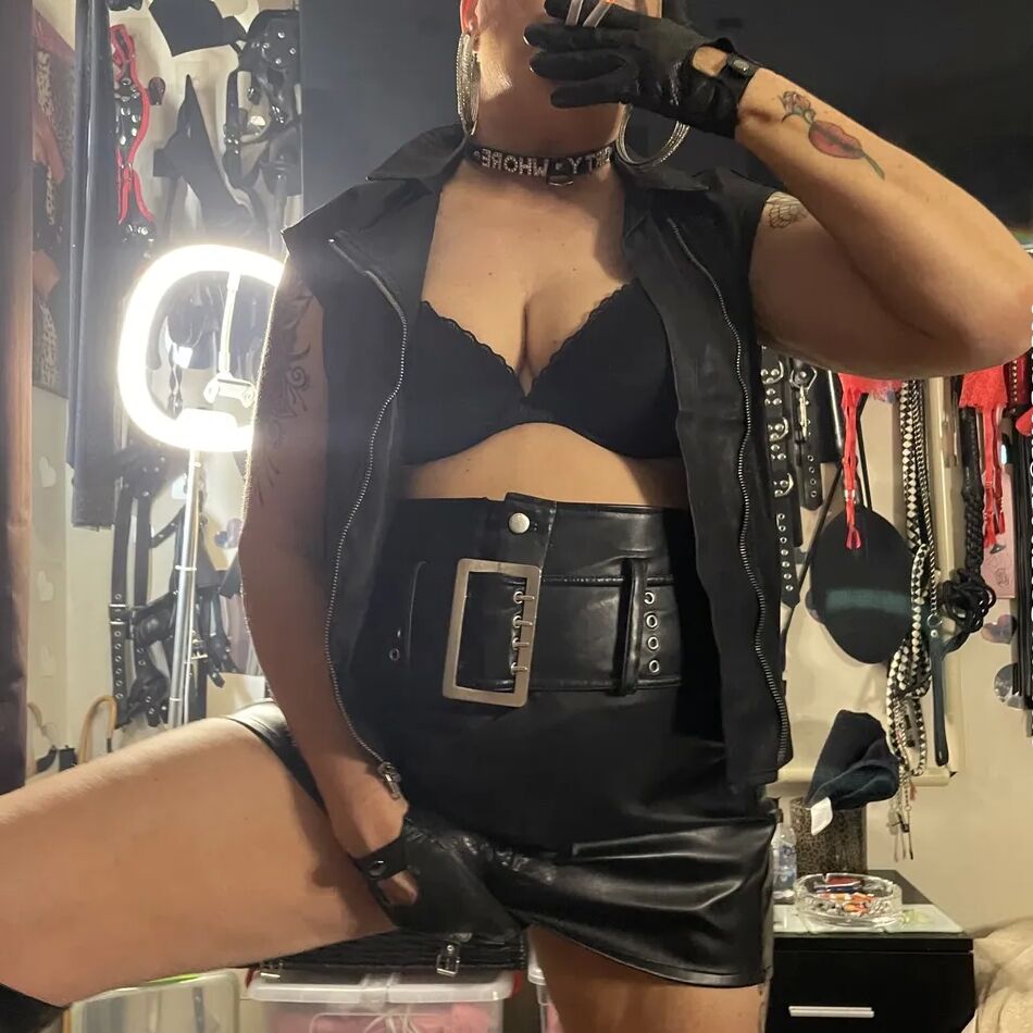 20 Pics BIKER WHORE SHIRLEY