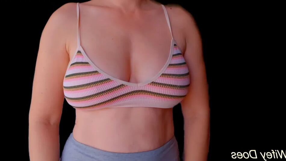10 Pics Wife stuns in printed bra