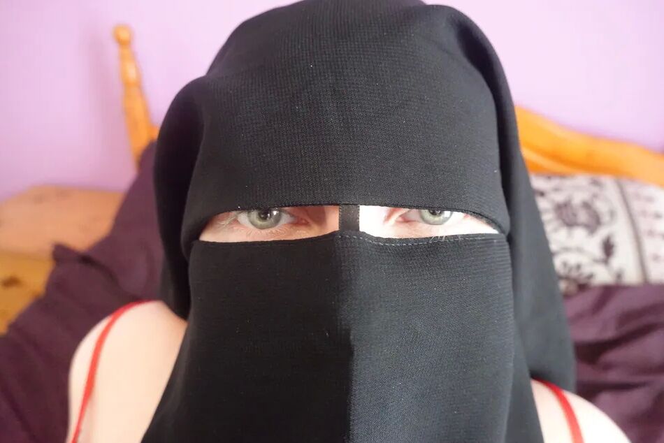 20 Pics Wife in Niqab and silk nighty