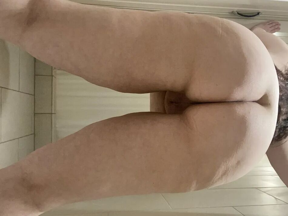 20 Pics Locker Room