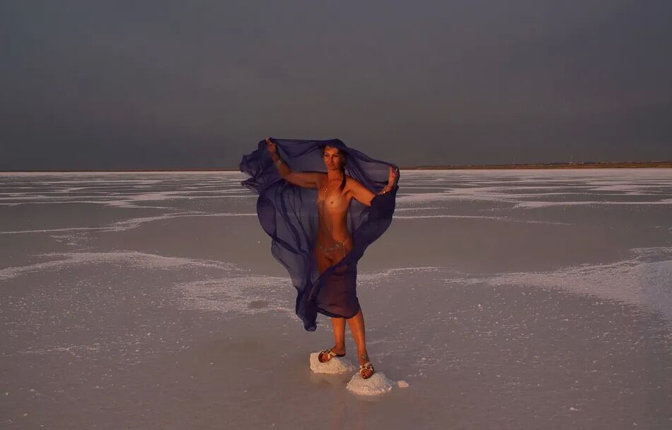 20 Pics On Sunset-Light with DeepBlue Shawl on Salt- Lake