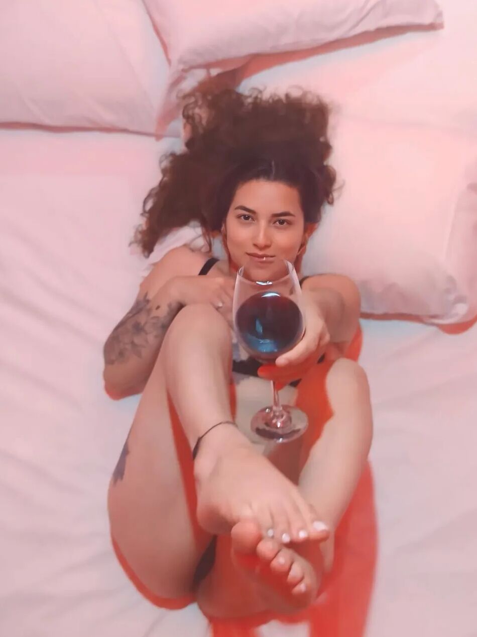 5 Pics In a red room