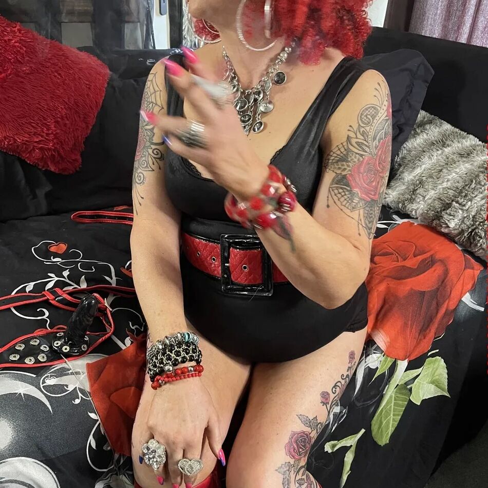 20 Pics RED WHORE SHIRLEY