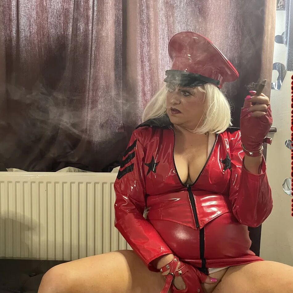 20 Pics MISTRESS SHIRLEY SMOKING HOT