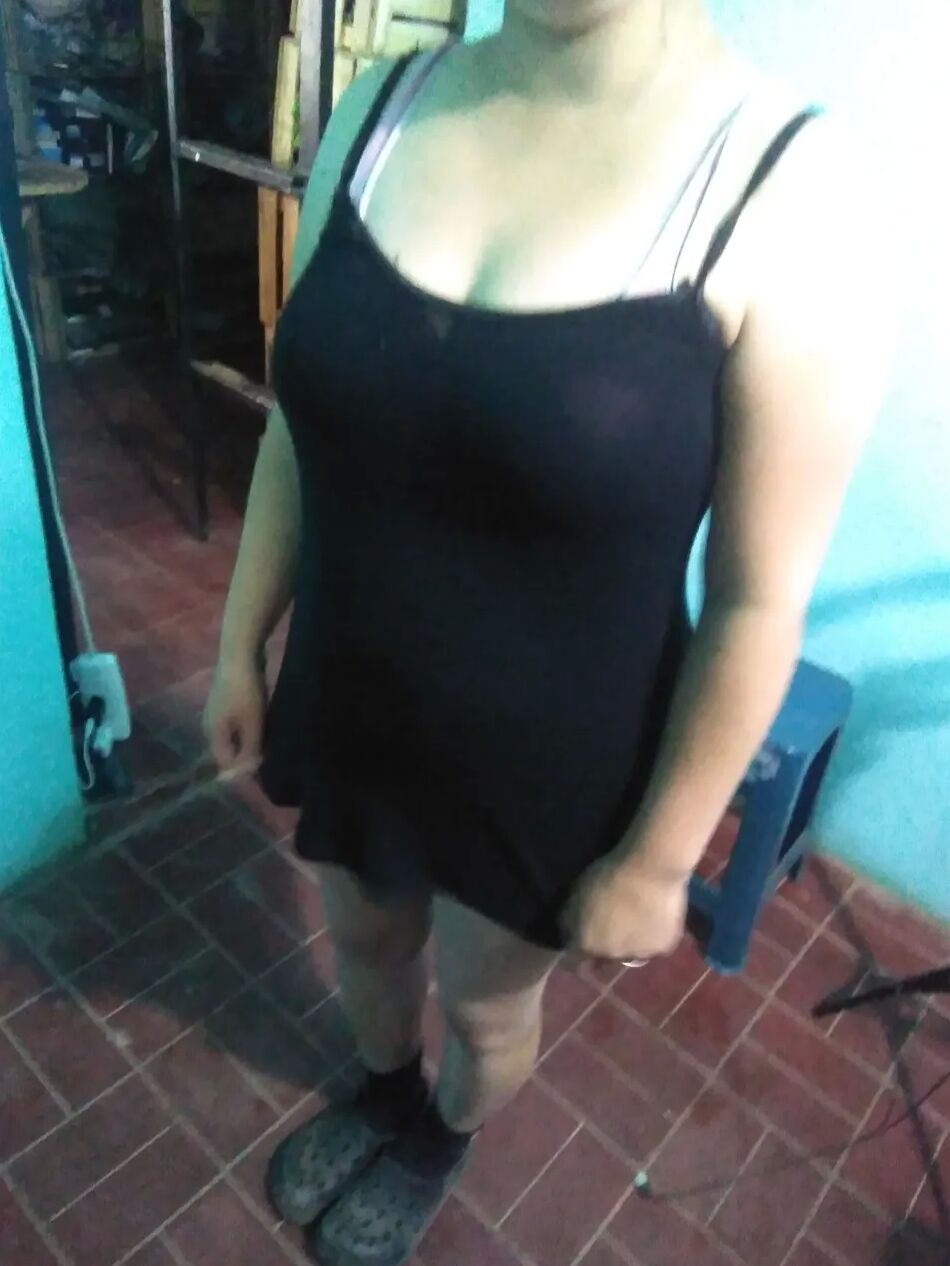 20 Pics Pack 22: vestido corto negro y muestra el culo