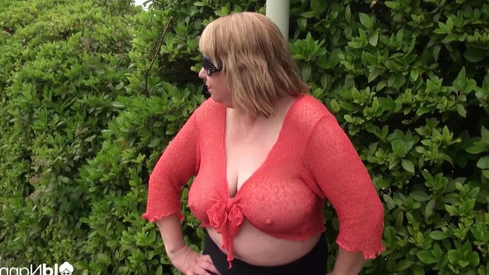 12 Pics Fucked in the garage