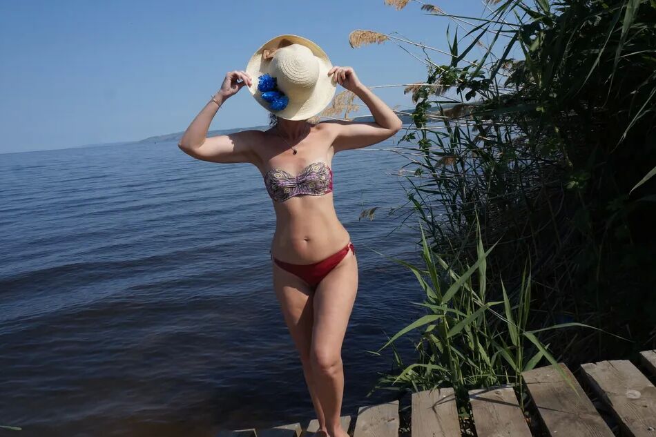 20 Pics Legs play on a wooden platform
