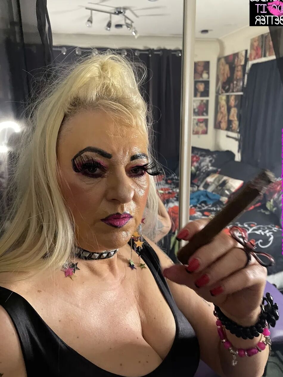 20 Pics WATCH THIS SLUT