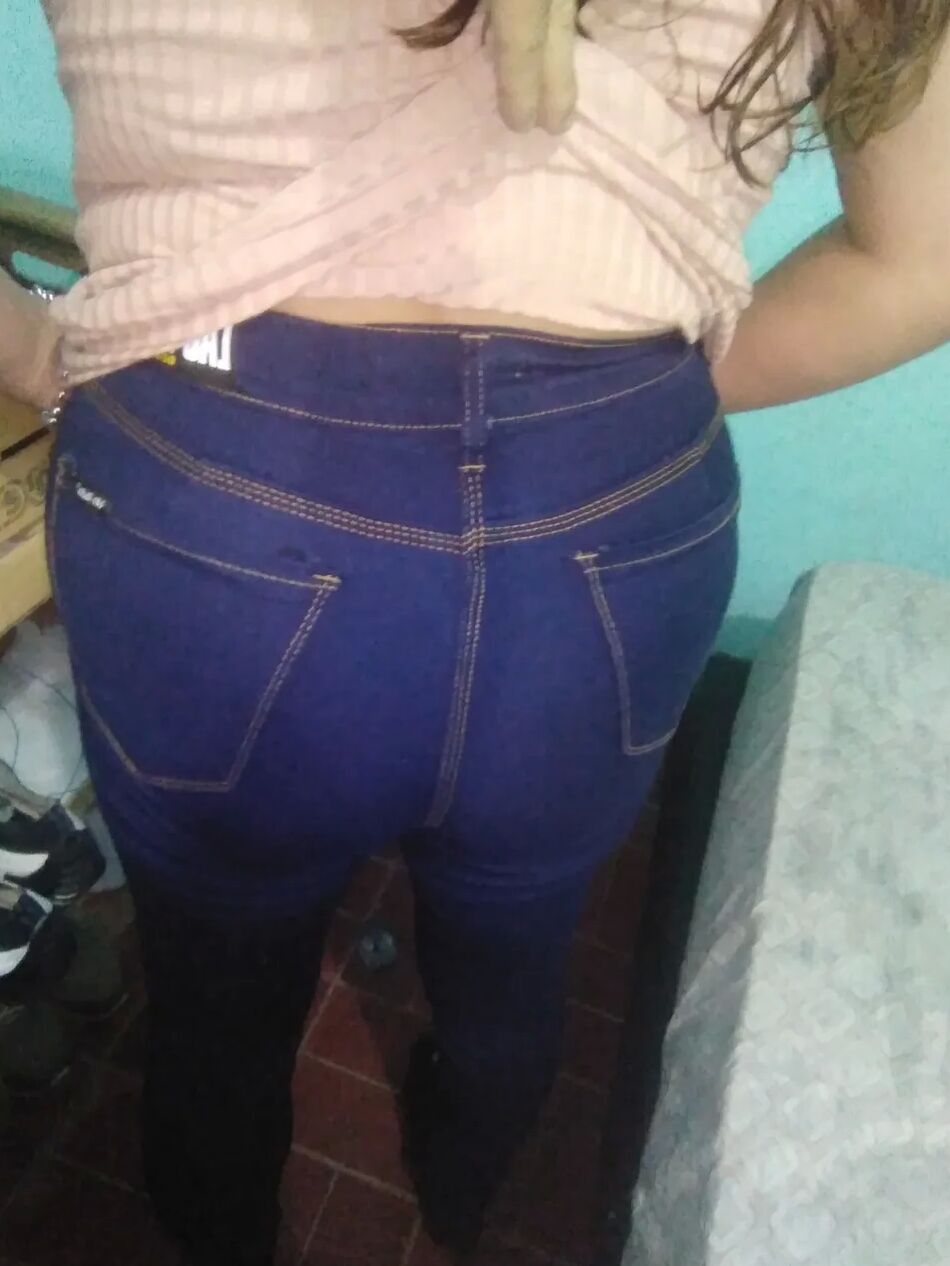 11 Pics Pack 28 : she tries on a jean and shows her tits