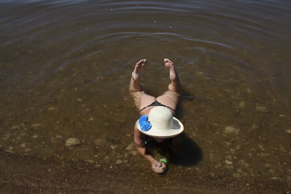 20 Pics Ass, Legs and Water