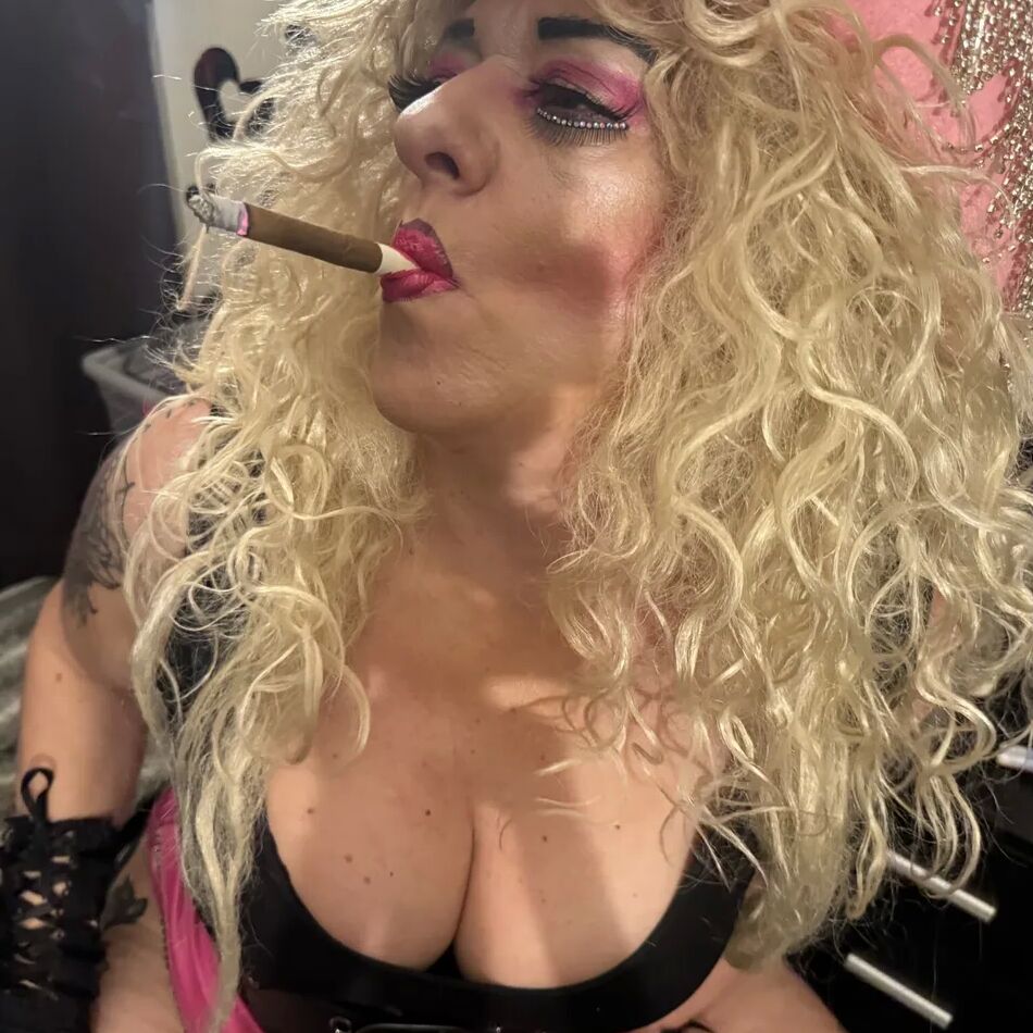 20 Pics GODDESS SMOKING SHIRLEY