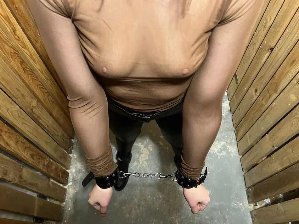 16 Pics Als Sklavin im Keller benutzt worden