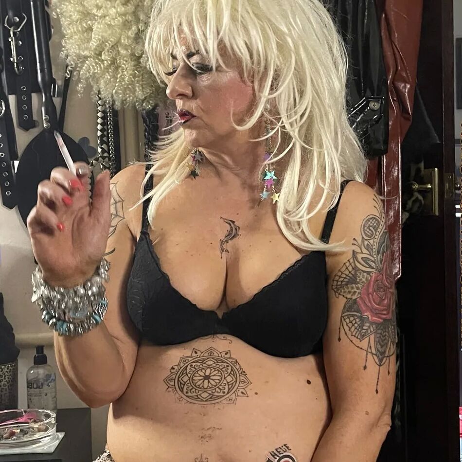 20 Pics SHIRLEY SMOKING WHORE 2