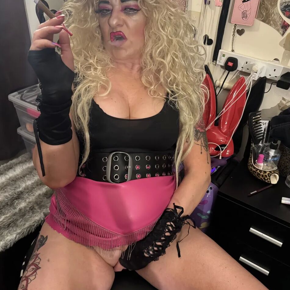 20 Pics SMOKING GODDESS SHIRLEY
