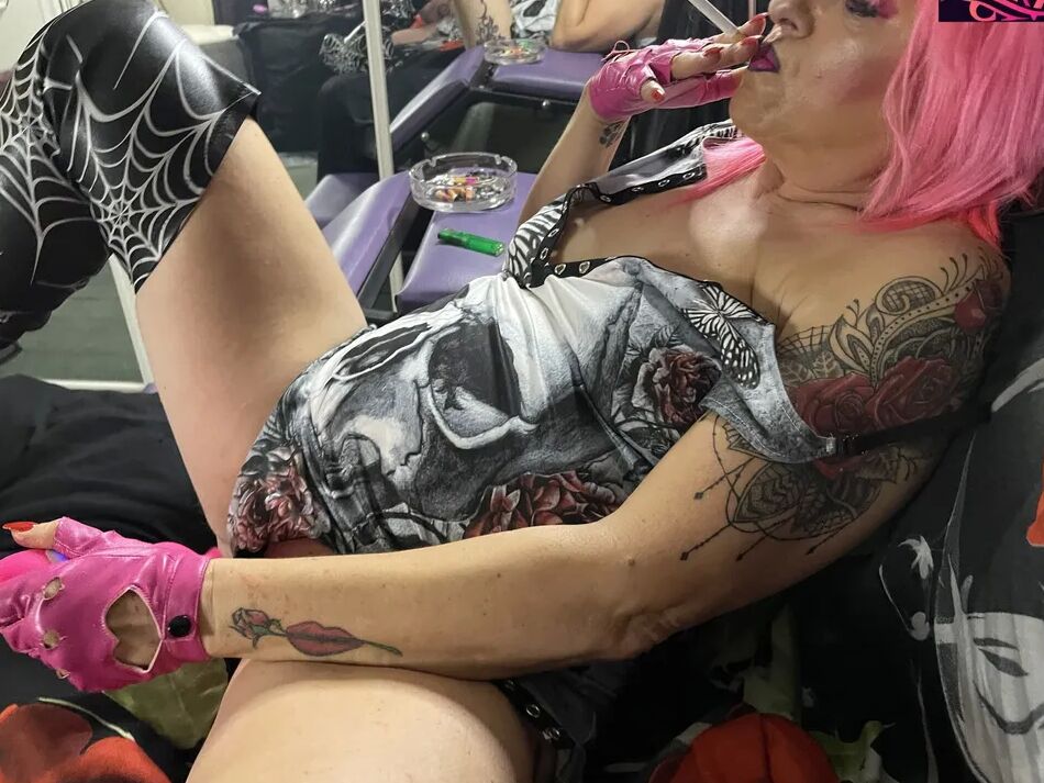 20 Pics SHIRLEY SMOKING BITCH