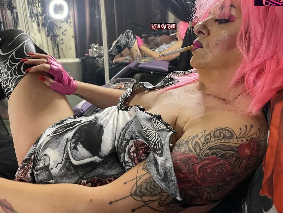 20 Pics SHIRLEY SMOKING BITCH