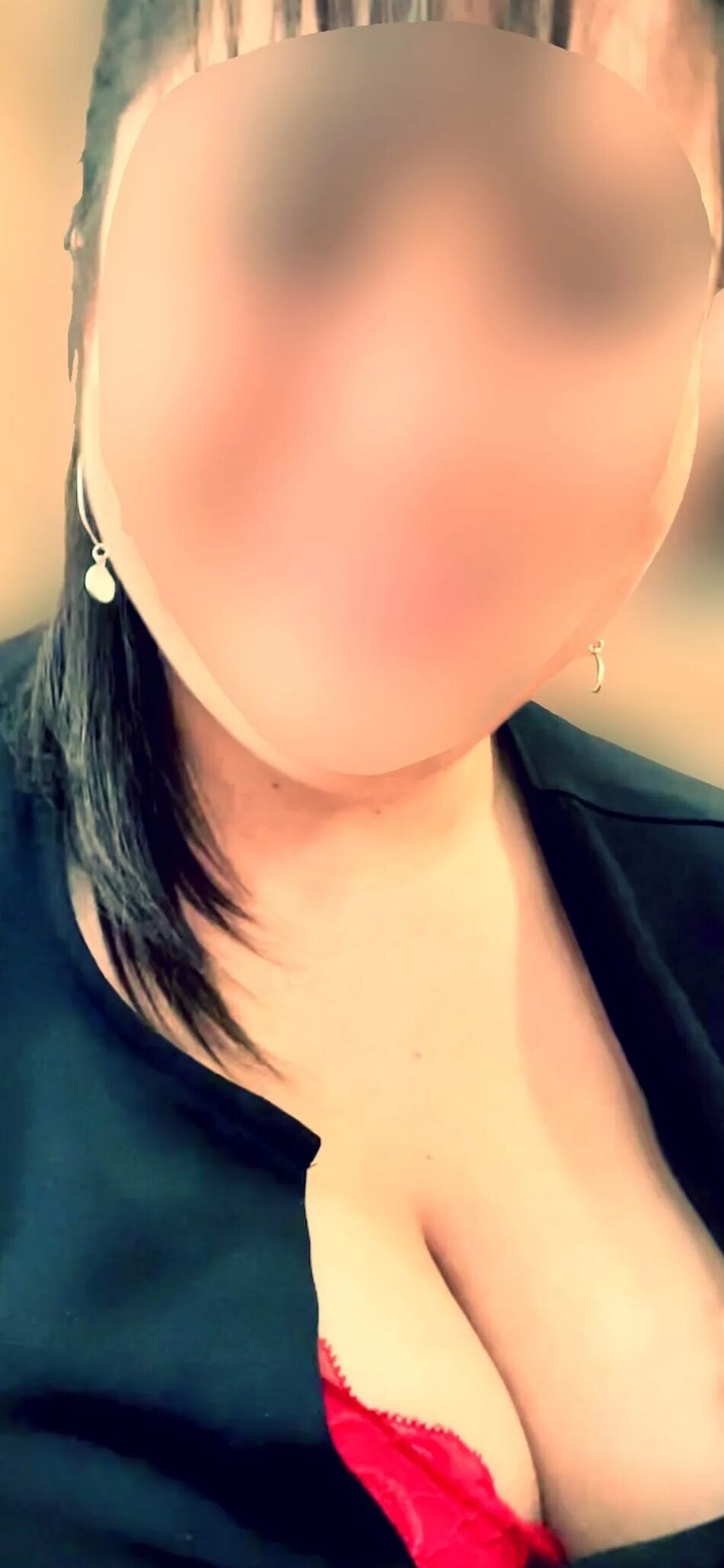 12 Pics Just Rach’s Cleavage