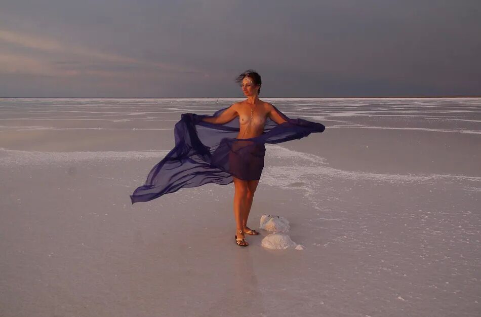 20 Pics On Sunset-Light with DeepBlue Shawl on Salt- Lake