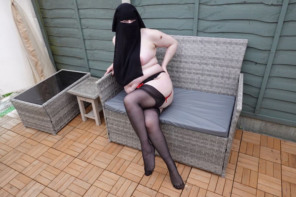 16 Pics Niqab naked in stockings and suspenders