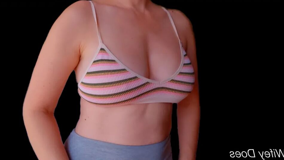 10 Pics Wife stuns in printed bra