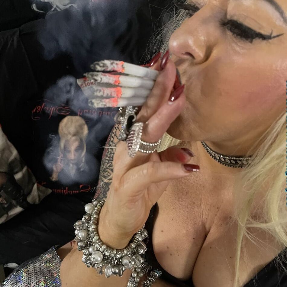 20 Pics AUNTIE SHIRLEY SMOKING DIRTY