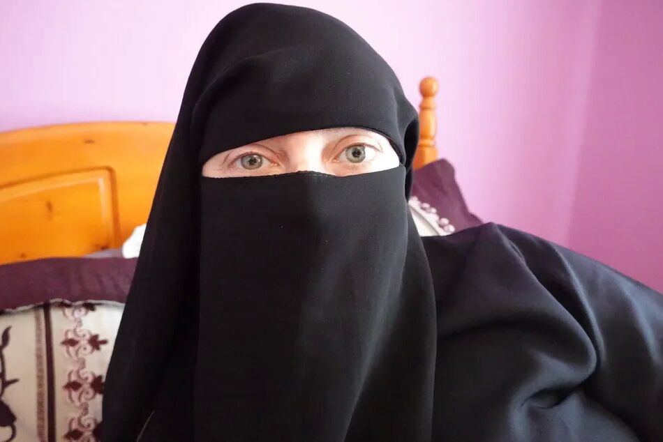 17 Pics Burqa and heels on the bed