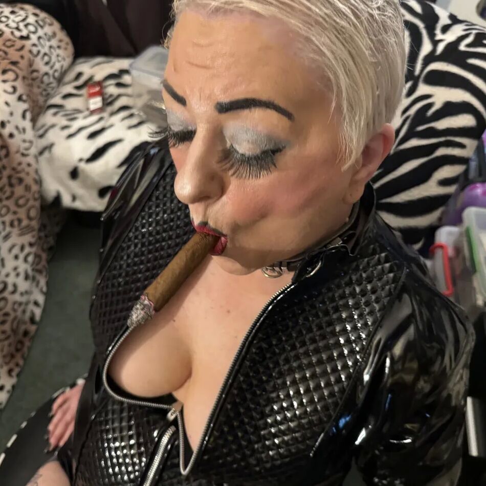 20 Pics THE MRS & MISTRESS