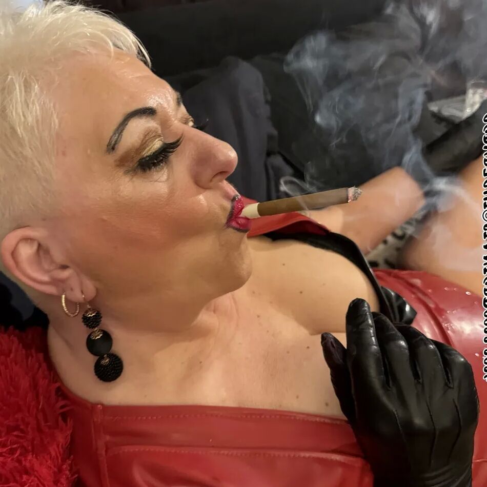 20 Pics RUBBER WHORE SHIRLEY