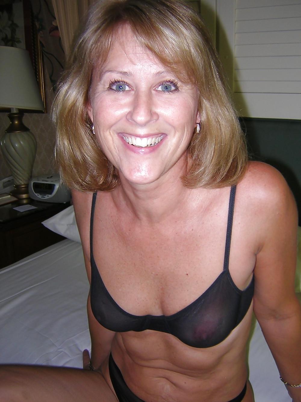 10P Adorable Mature in Sexy Lingery