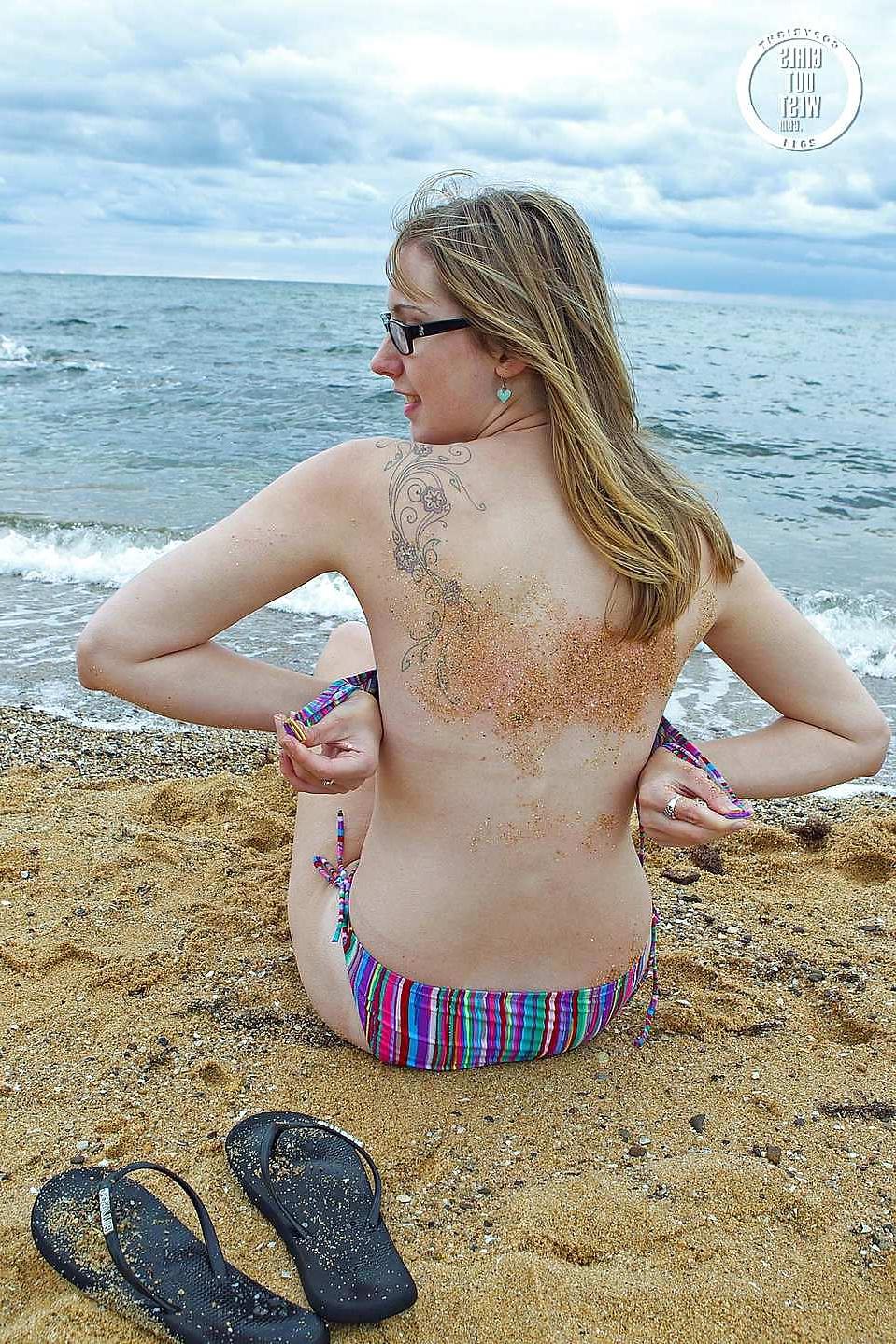 16P Lovely nerdy blondie toying her hole on the beach