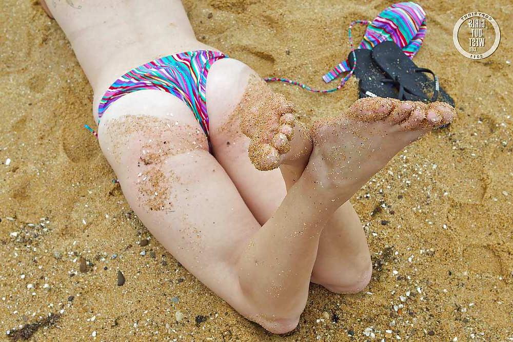 16P Lovely nerdy blondie toying her hole on the beach